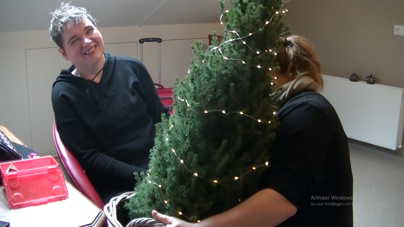 Aukje, begeleider en dennenboom