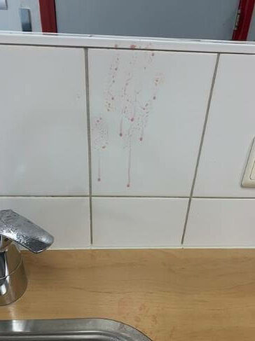 spetters op de tegels van het handen wassen