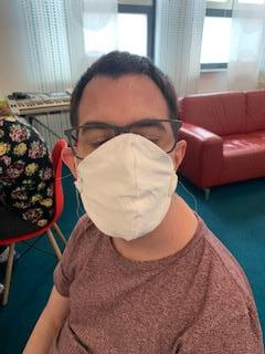 bewoner met mondkapje op