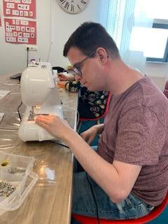 bewoner aan naaimachine