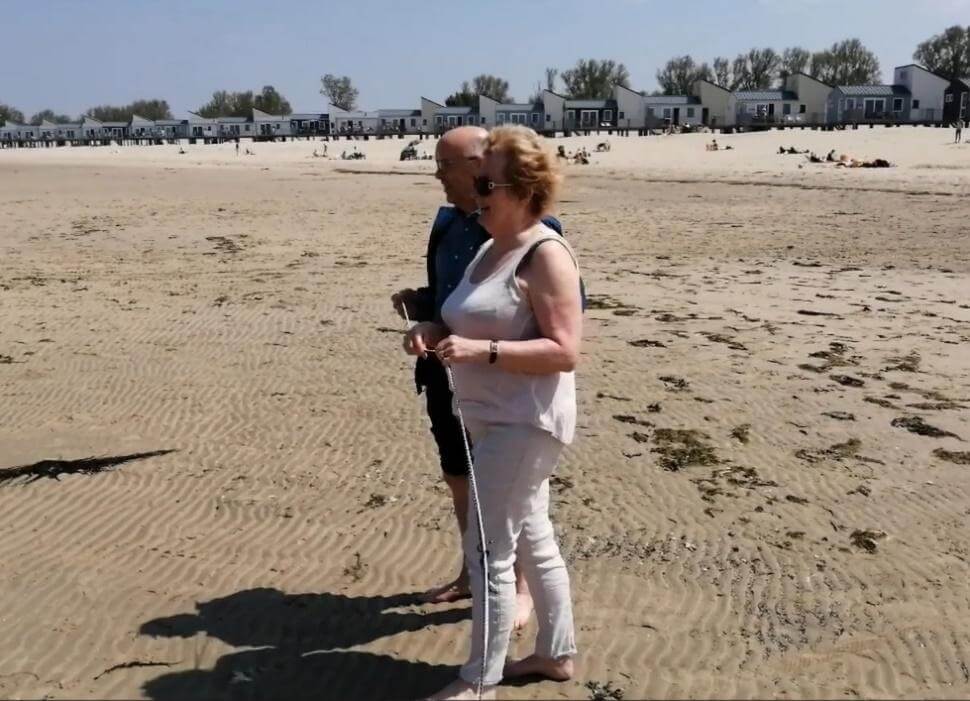 Bewoner E, Metie en Maarten tijdens de wereldoriëntatie op het strand van Kamperland